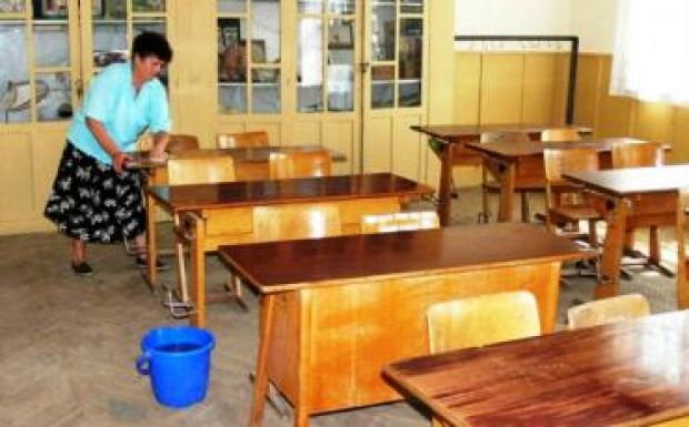 Jóváhagyta a szenátus tanügyi bizottsága a kisegítő személyzet béremelését