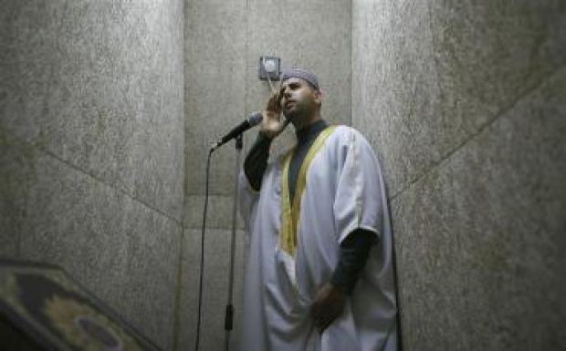 Viharos ülésen első olvasásban megszavazta a kneszet a „müezzin törvényt”