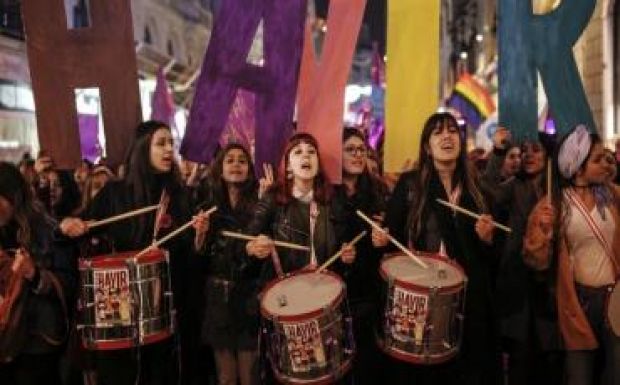 Nőnapi tüntetések Törökországban a nők jogaiért és a népszavazás ellen