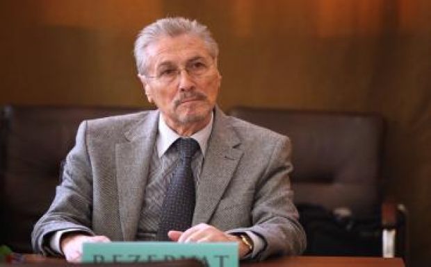 Tizenötezer lejt utalt ki a kormány Emil Constantinescu volt államfőnek