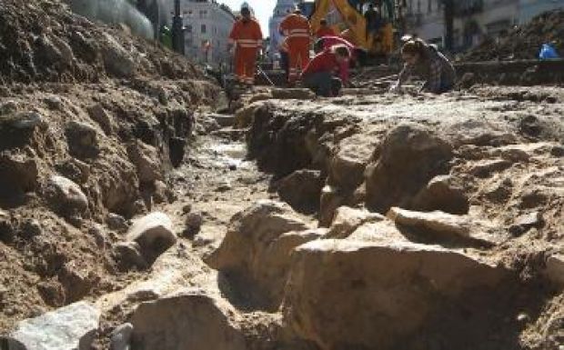 Markolók törtek szét 15. századi kőfaragványokat Kolozsvár főterén