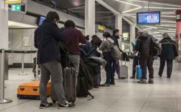 Szombat hajnalig sztrájkol a földi személyzet Berlin repülőterein