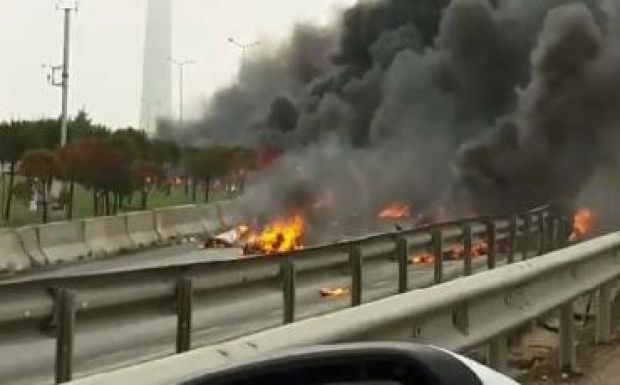 Tévétoronynak ütközött és lezuhant egy helikopter Isztambulban