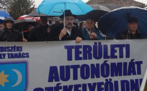 Az eső sem tántorította el a megemlékezőket Sepsiszentgyörgyön