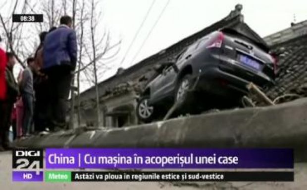 A háztetőn landolt egy figyelmetlen sofőr