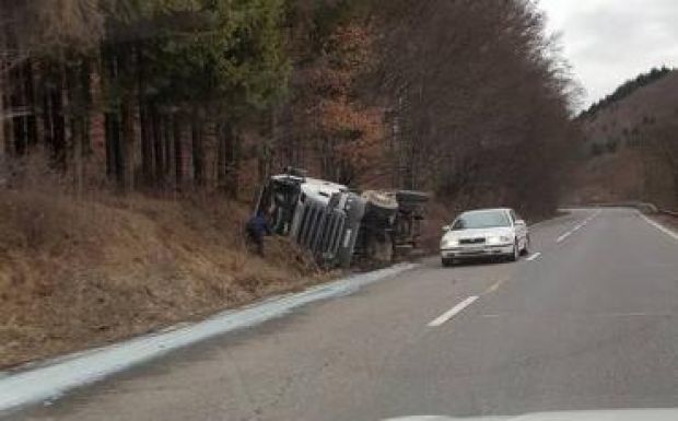 Felborult egy tejszállító tartálykocsi a Kalonda-tetőn