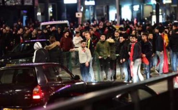 Vízágyúval oszlattak fel egy török tüntetést Amszterdamban