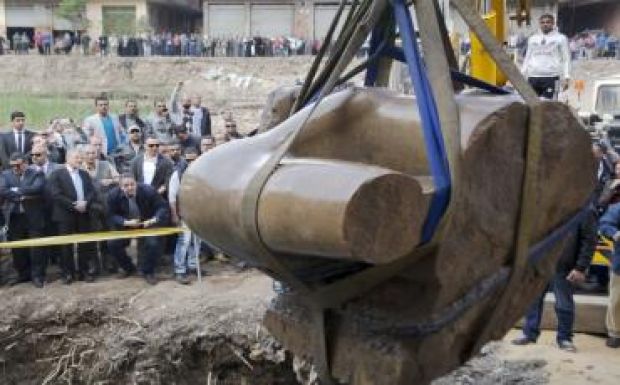 Feltárták a Ramszesz-szobor második felét Kairóban