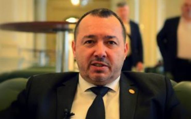 Vízágyúval oszlatná, Kalasnyikovval lőné a tüntetőket egy PSD-s honatya