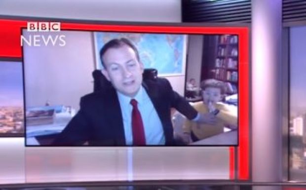 Bakik élő adásban: a Korea-szakértő szobájába berontó gyerekek és társaik