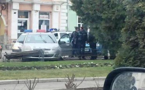 A gyepre parkolt egy autós Székelyudvarhely központjában