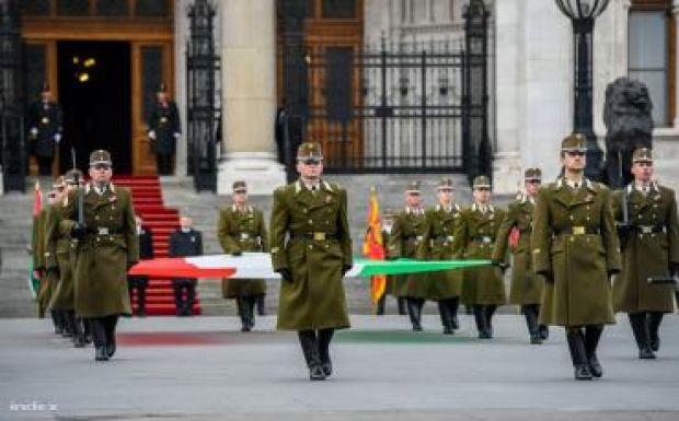 Felvonták a nemzeti lobogót az Országház előtt