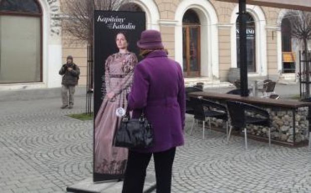 Aradi vértanúk özvegyeinek története elevenedik meg Sepsiszentgyörgy főterén
