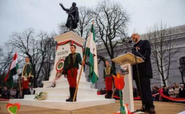 „Az autoriter politika gyomját el kell távolítani a szabadság kertjéből”