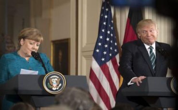 Bővelkedett kínos pillanatokban a Merkel-Trump találkozó
