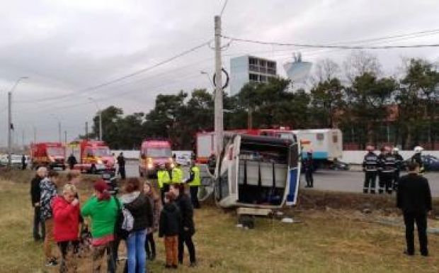 FRISSÍTVE - Magyar diákokat szállító kisbusz borult fel Hunyad megyében