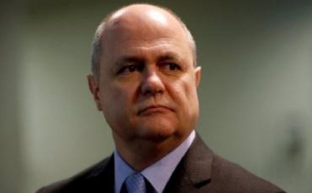 A francia belügyminiszter is munkatársként alkalmazta lányait