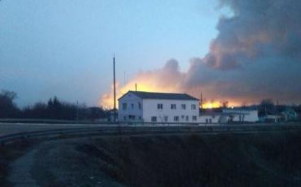 Robbanások és tűz volt egy lőszerraktárban Kelet-Ukrajnában