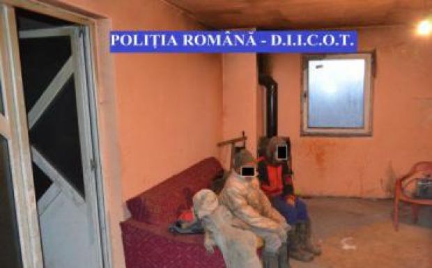 Vizsgálat indult az illemhely gödrébe esett kislány, illetve a túszként fogvatartott gyermekek ügyében