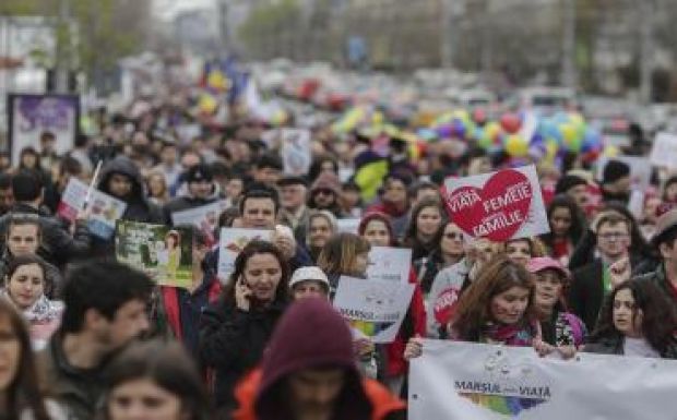 Több mint ötezren vettek részt Bukarestben az abortuszellenes felvonuláson