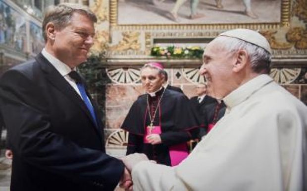 Klaus Johannis ismét Romániába hívta Ferenc pápát