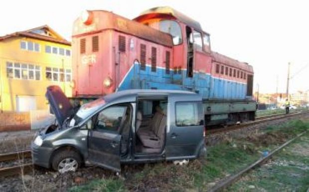 Munkásokat szállító járművet ütött el a vonat