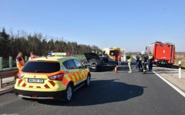 A szalagkorlátnak ütközött egy romániai BMW Magyarországon