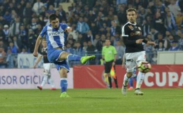 Pályára rohantak a CS U Craiova szurkolói