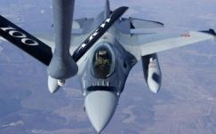 Így tankolnak a levegőben a román F16-osok