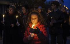 Gyertyás felvonulással tisztelegtek Nagyszalontán Arany János előtt