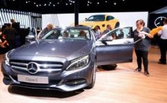 Világszerte egymillió Mercedest hívnak vissza