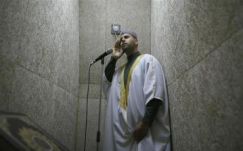 Viharos ülésen első olvasásban megszavazta a kneszet a „müezzin törvényt”