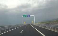 Felborult egy festéket szállító teherautó a Nagyszeben és Déva közötti autópályán