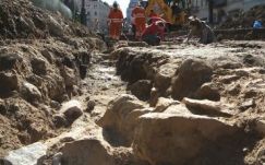 Markolók törtek szét 15. századi kőfaragványokat Kolozsvár főterén