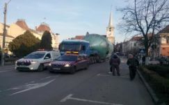Így haladt át Hargita megyén az óriástartályokat szállító konvoj