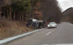 Felborult egy tejszállító tartálykocsi a Kalonda-tetőn