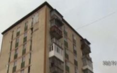 Lezuhant egy fiatal nő a tizedik emeletről