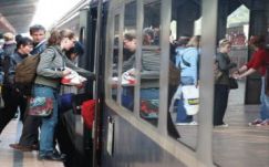 Nincs elég kocsija a CFR-nek elszállítani a sok egyetemistát