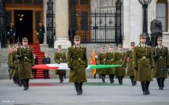 Felvonták a nemzeti lobogót az Országház előtt