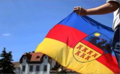 Erdély-zászló miatt emeltek ki ünneplőket a magyar tömegből Kolozsváron