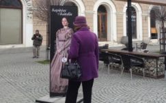 Aradi vértanúk özvegyeinek története elevenedik meg Sepsiszentgyörgy főterén