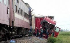 Személyvonattal ütközött egy kamion a vasúti átjárón