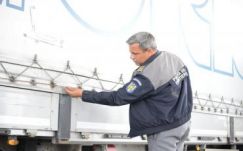 Két kilométeres kamionsor áll a petei határátkelőnél, a várakozási idő 5 óra