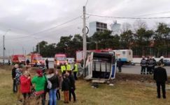 Magyar középiskolásokat szállító kisbusz borult fel Hunyad megyében