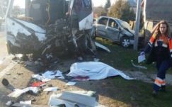 Kisbusz ütközött kamionnal: két halott és hét sérült