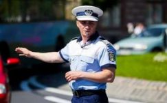 Ekkora a fizetése Románia legnépszerűbb rendőrének