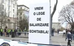 Több mint ezet rendőr tüntet a belügyminisztérium előtt