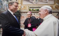 Klaus Johannis ismét Romániába hívta Ferenc pápát
