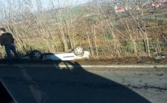 Felborult egy autó Farkaslaka közelében