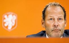 Vb-selejtező: kirúgták a holland válogatott edzőjét 